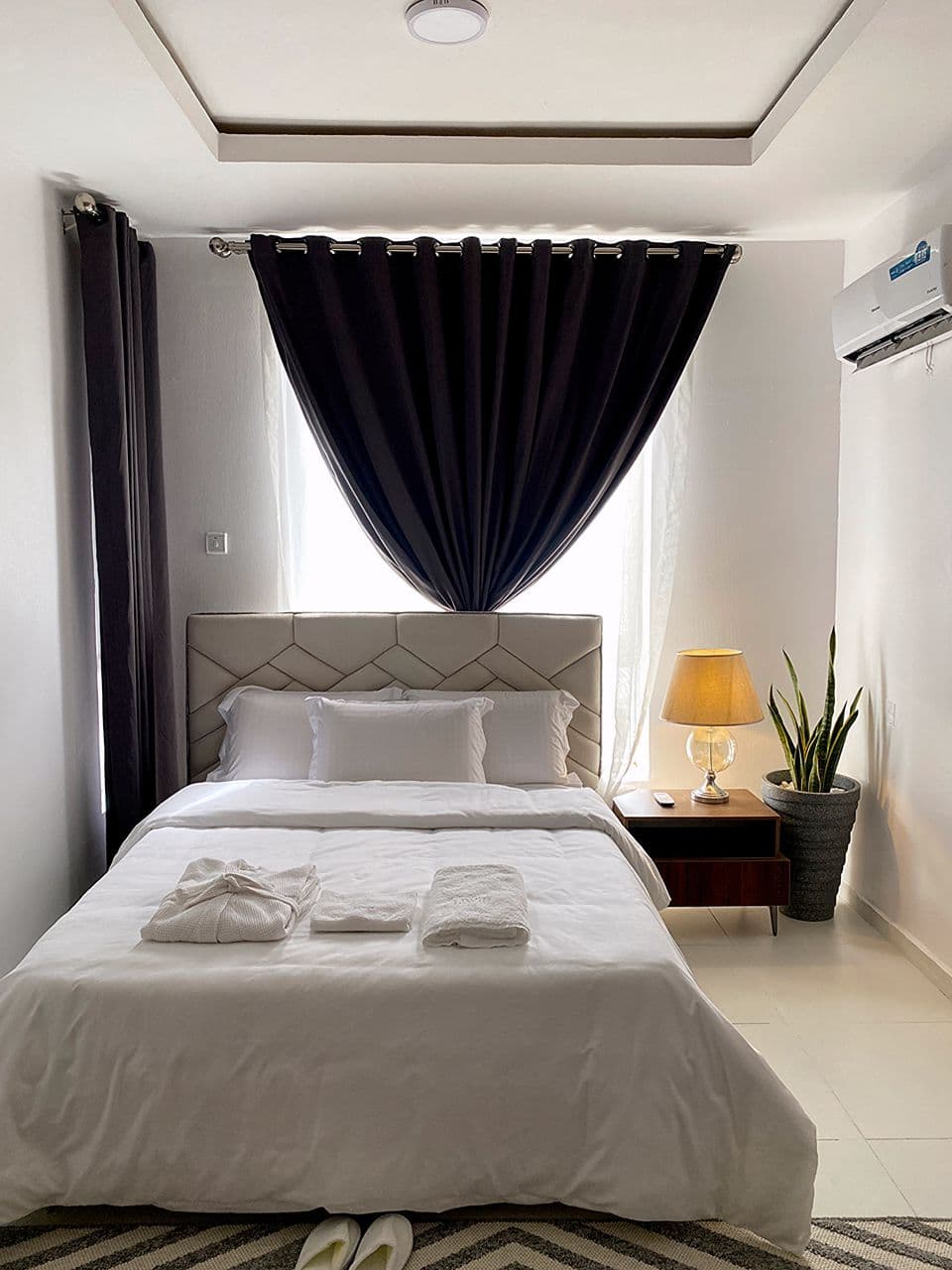 Executive 1-Bedroom Shortlet Bedroom / rest room view 2